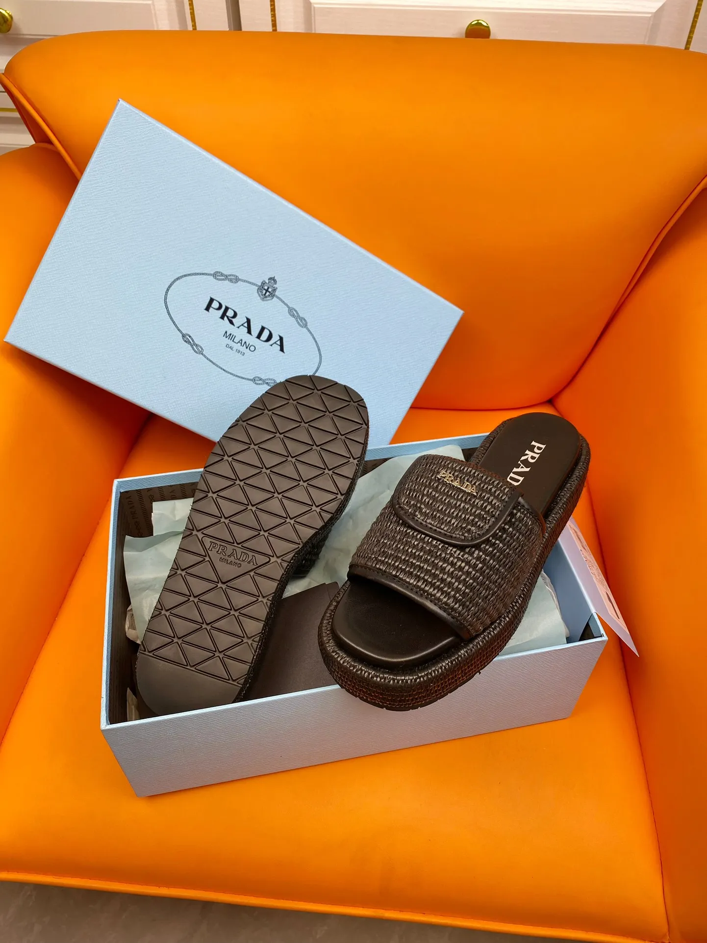 👟👟Ex-factory price 520👟👟 PRADA 2024ss raffia woven slippers This year's popular straw series, lazy people's must-have slippers are so good-looking on the feet. The whole pair of shoes is light, comfortable and bright colors meet the various choices of fashionable people of different styles! Original custom-made raffia Sheepskin lining 1:1 open mold outsole Size number: 35-39 (40 customizations are not returnable)